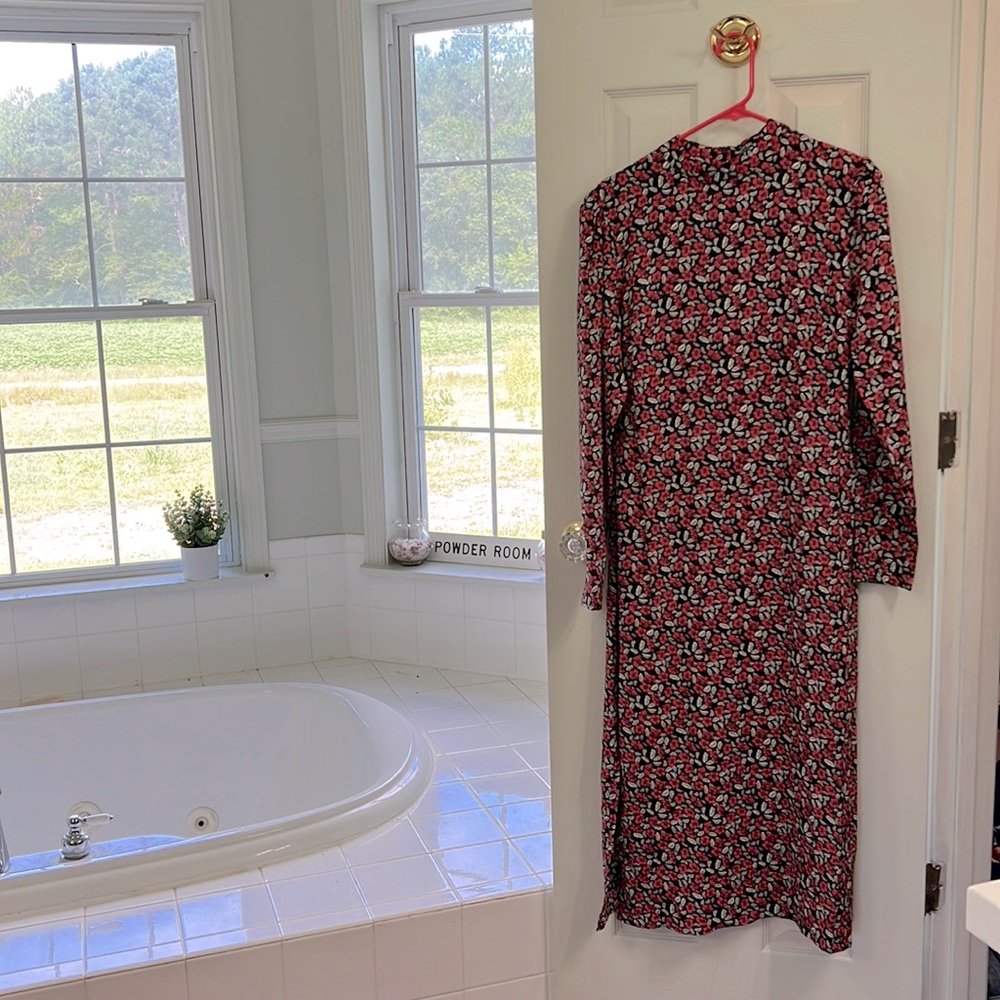 High neck midi dress with high slits in sides. Floral pattern